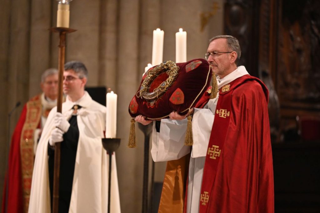 La Couronne D Pines De J Sus Revient Notre Dame De Paris Titres