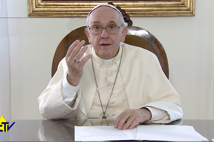 Prisons : le pape plaide pour une peine « avec une espérance »  Papa-Video-Ezeiza-740x493