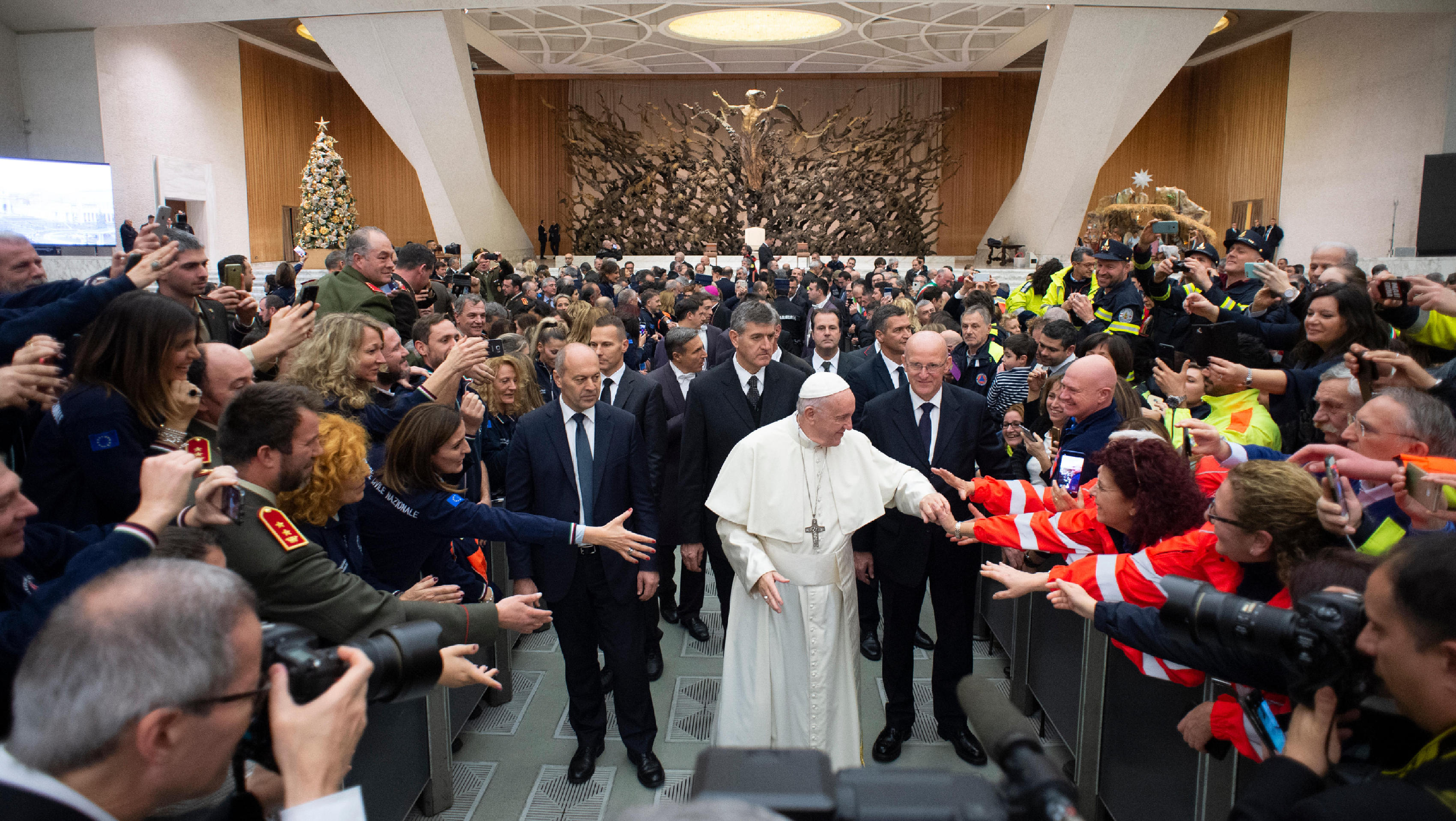 Sa Sainteté le Pape et la Protection civile italienne SFO8237