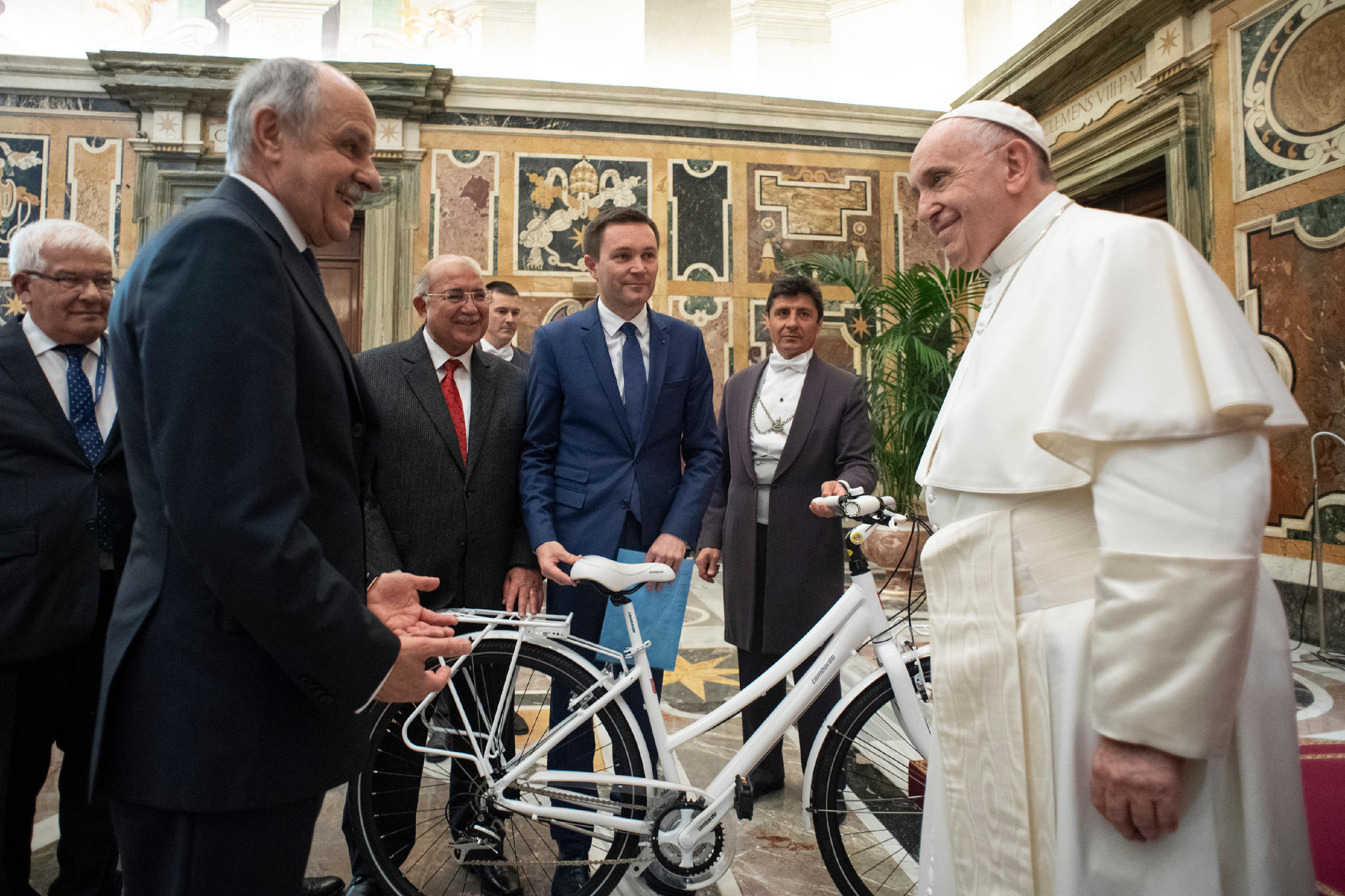 Cyclisme : hommage du pape au courage, à l’altruisme des athlètes SFO4010