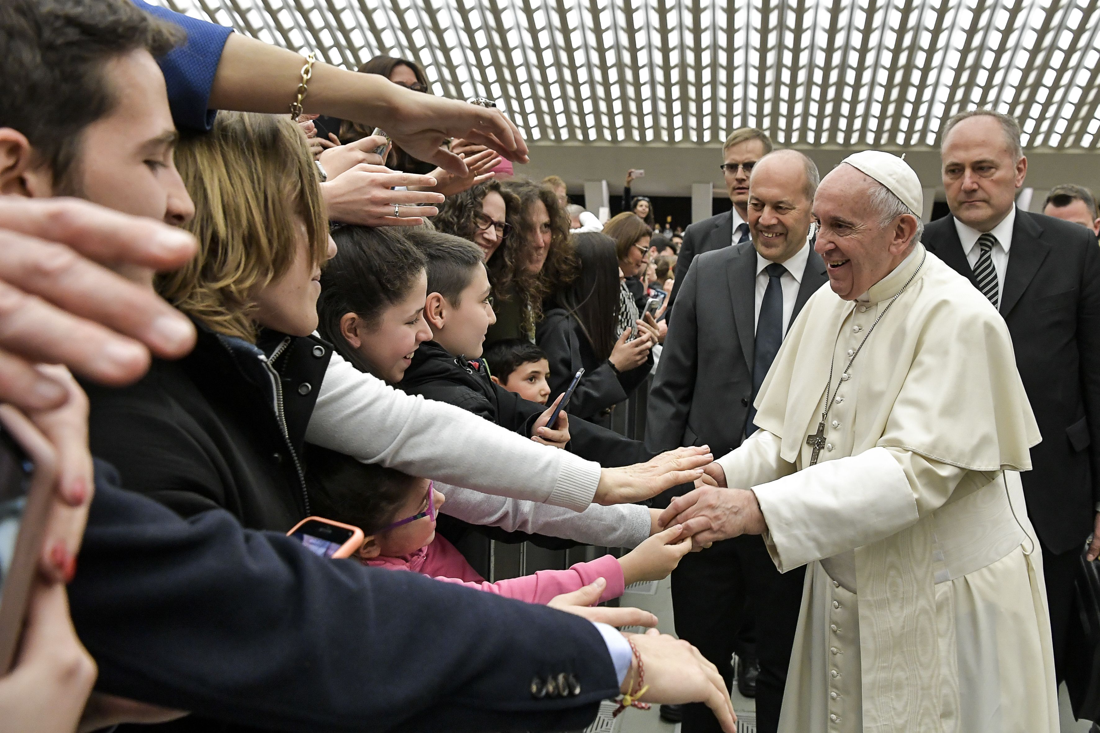  Education : « Libérez-vous de la dépendance au portable ! » lance le pape à des lycéens  DPF130419_19