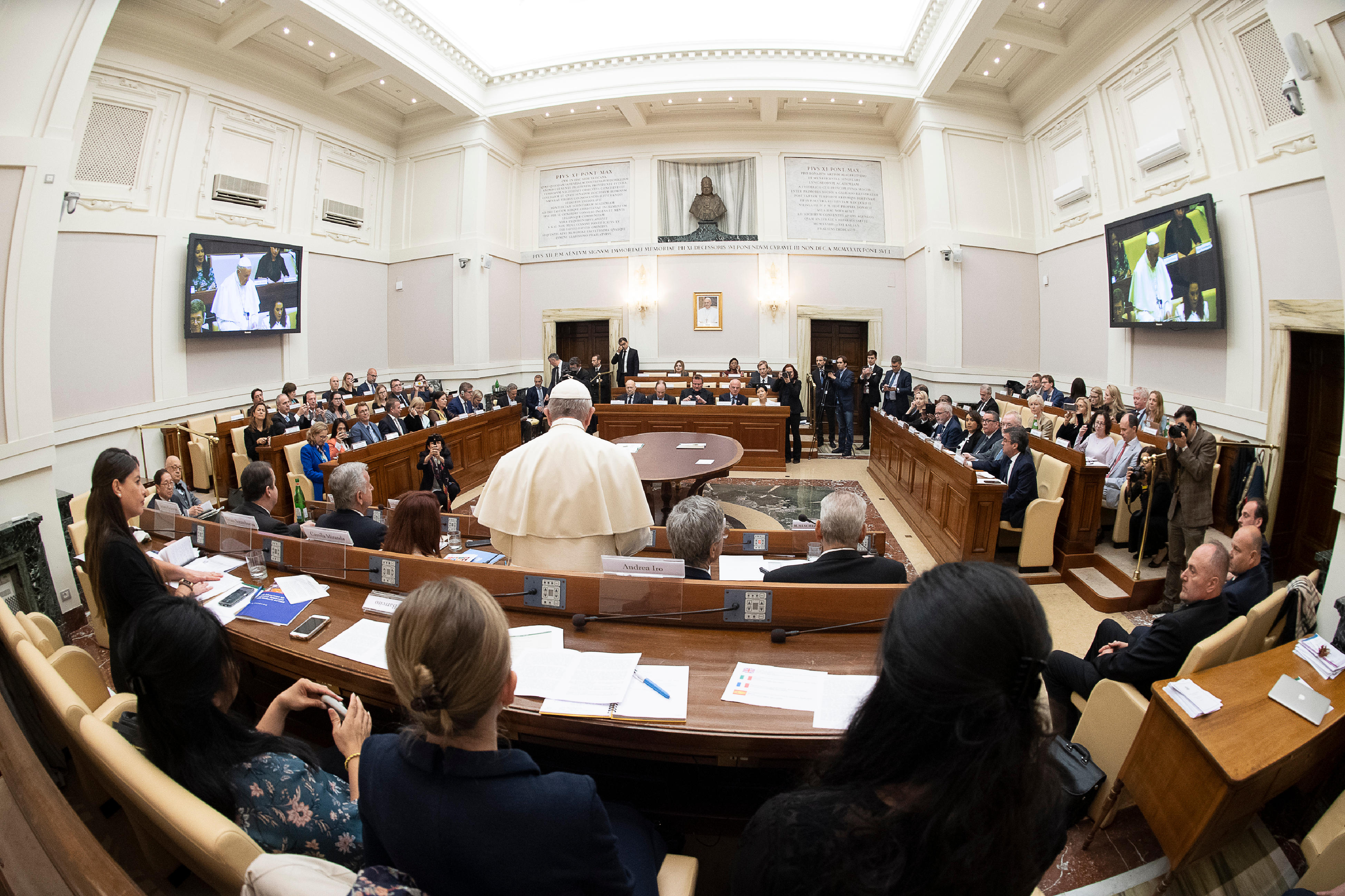 Climat : le pape appelle à « stopper une crise qui conduit le monde au désastre »  Or270519_21