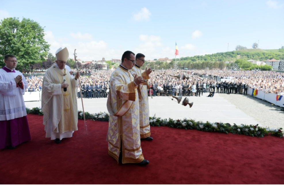 Roumanie : le pape exhorte à être des témoins de liberté et de miséricorde face aux « nouvelles idéologies »  Blaj-Roumanie-divine-liturgie-pour-la-b%C3%A9atification-de-7-%C3%A9v%C3%AAques-martyrs-gr%C3%A9co-catholiques-3%C2%A9-Vatican-Media