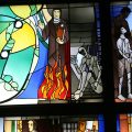 Edith Stein et Maximilien Kolbe, église du Coeur de Jésus à Kassel (Allemagne), vitrail d'Alois Plum, photo de Anne-Madeleine Plum, wikimedia commons
