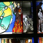 Edith Stein et Maximilien Kolbe, église du Coeur de Jésus à Kassel (Allemagne), vitrail d'Alois Plum, photo de Anne-Madeleine Plum, wikimedia commons