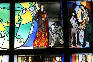 Edith Stein et Maximilien Kolbe, église du Coeur de Jésus à Kassel (Allemagne), vitrail d'Alois Plum, photo de Anne-Madeleine Plum, wikimedia commons