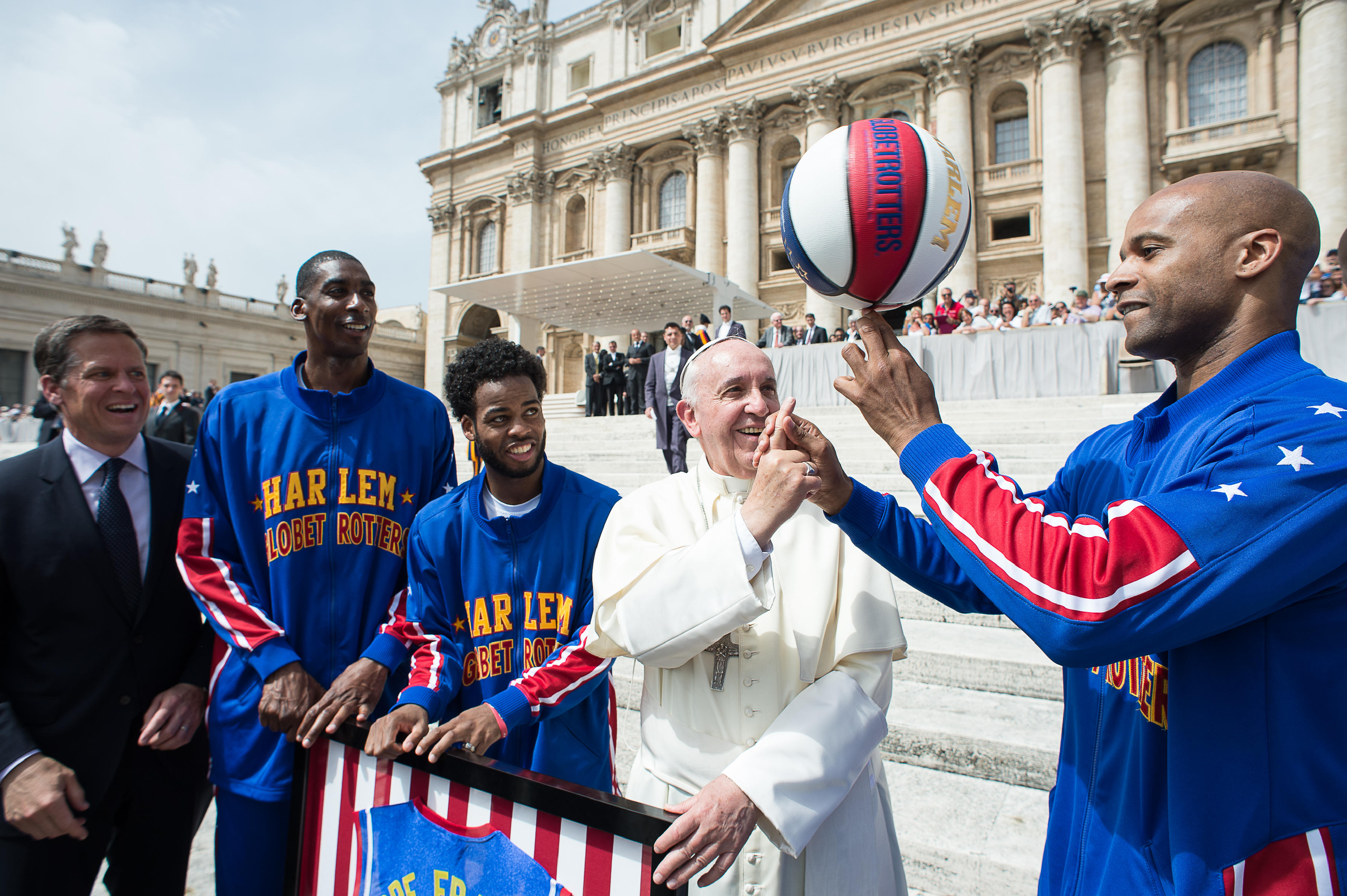 Pope Francis meets the Harlem Globetrotters at the end of the General audience of Wednesday