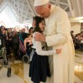 Le pape François embrasse une petite fille malade du Train de la Joie