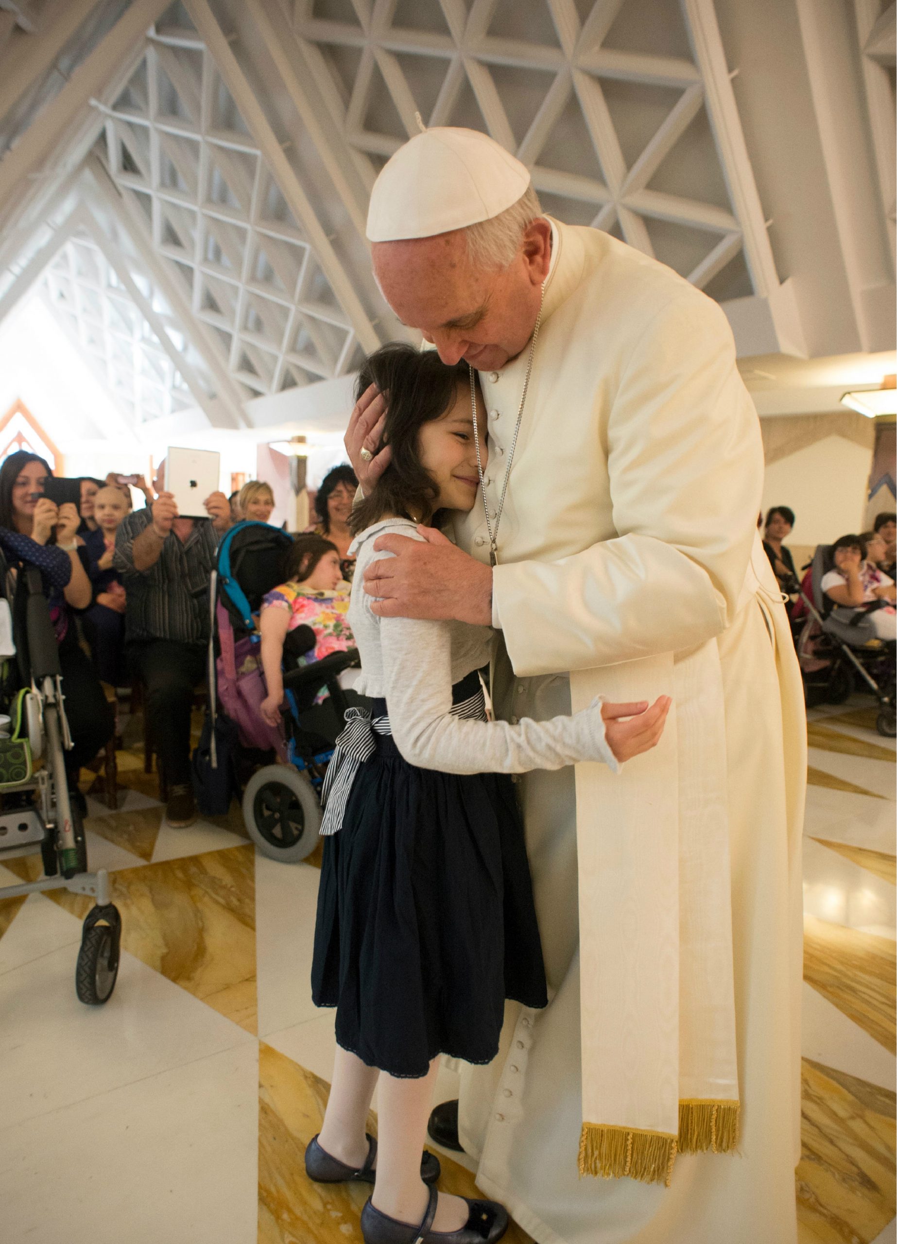 Le pape François embrasse une petite fille malade du Train de la Joie