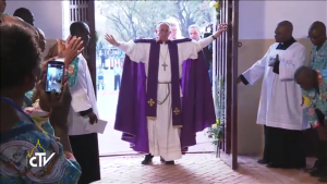 Le pape François ouvre la première Porte sainte du Jubilé de la miséricorde, cathédrale de Bangui, 29 novembre 2015