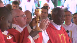 Messe dans le stade de Bangui, avec Mgr Nzapalainga et le card. Turkson, République centrafricaine, novembre 2015