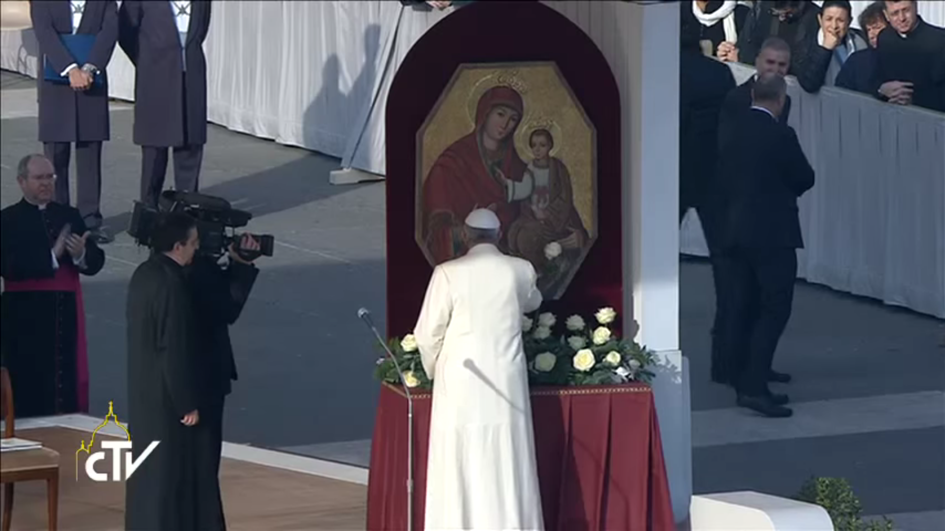 Capture CTV, le pape François offre une rose blanche à l'icône de la Vierge Marie