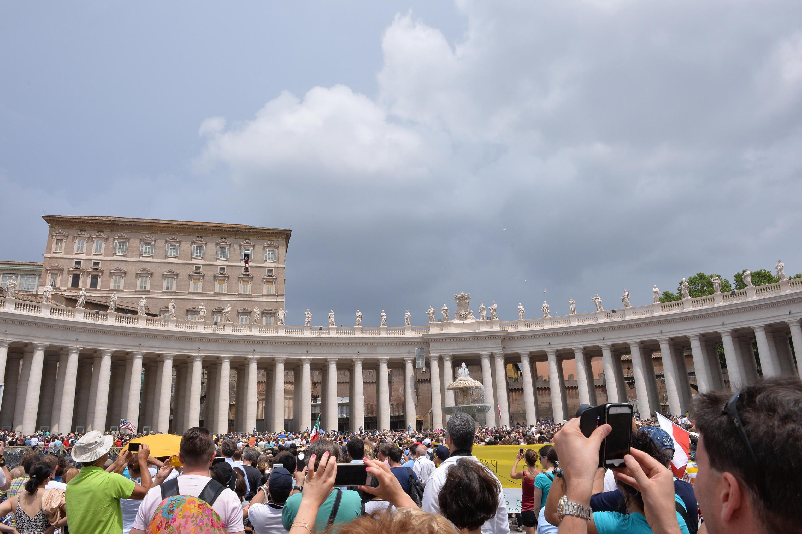 Faithful in St. Peter's square for the Angelus