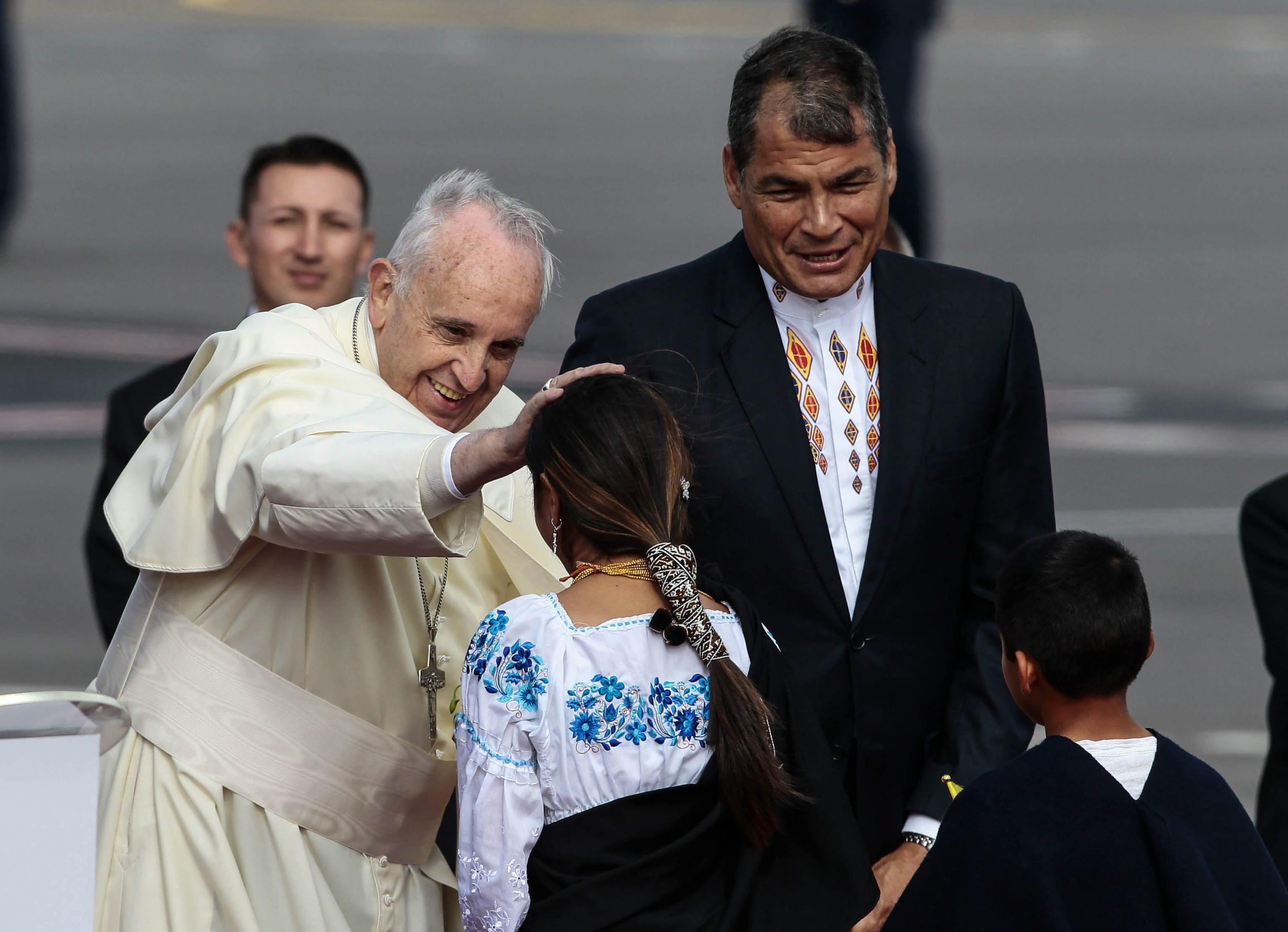 Pope Francis greets Ecuadorian youth at his arrival at the International Airport of Quito