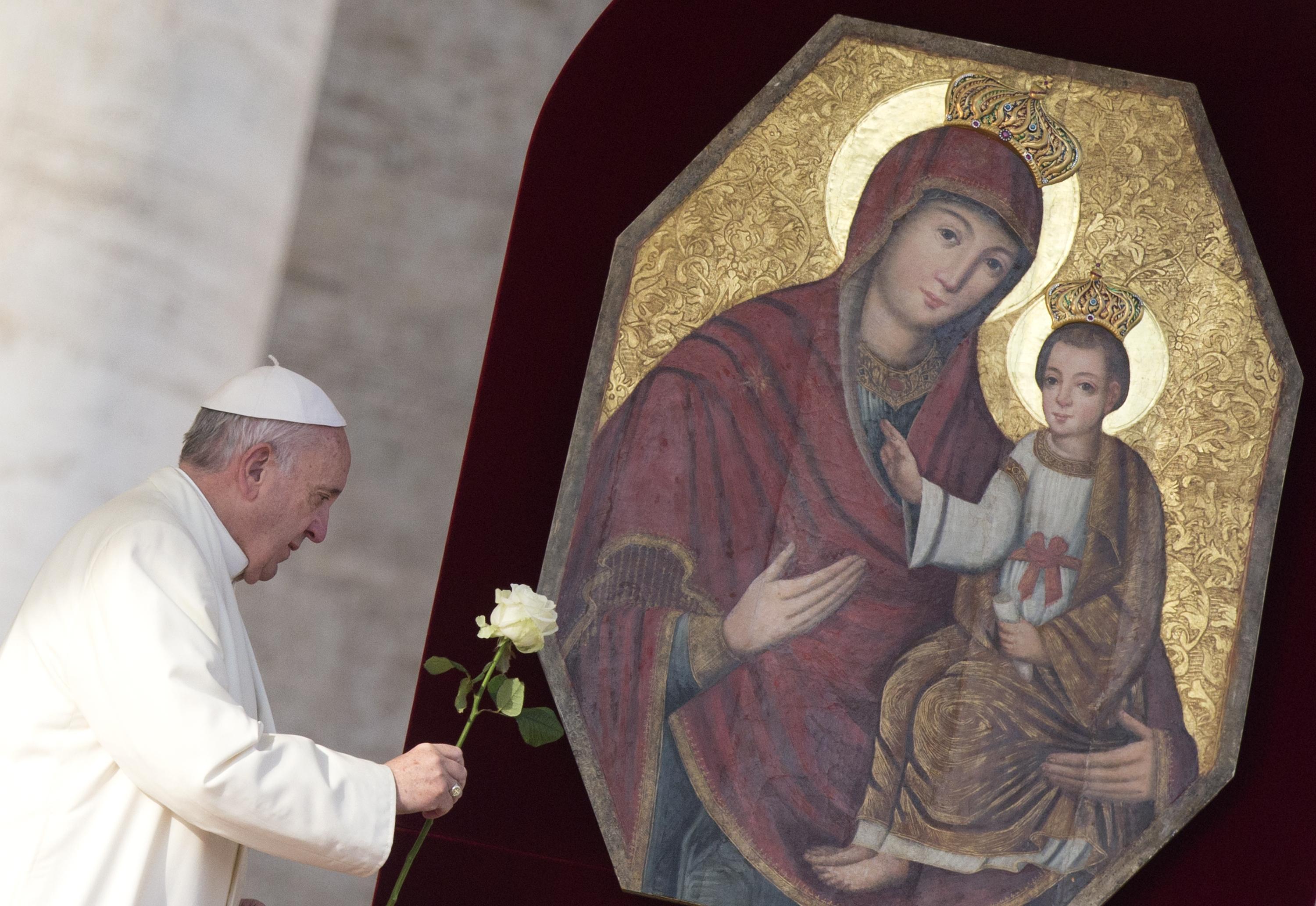 Le pape François offre une rose à une icône de la Vierge Marie