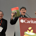 Le card. Tagle entouré du card. Maradiaga et de Michel Roy, Caritas