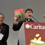 Le card. Tagle entouré du card. Maradiaga et de Michel Roy, Caritas