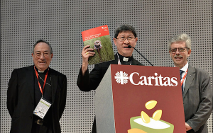 Le card. Tagle entouré du card. Maradiaga et de Michel Roy, Caritas