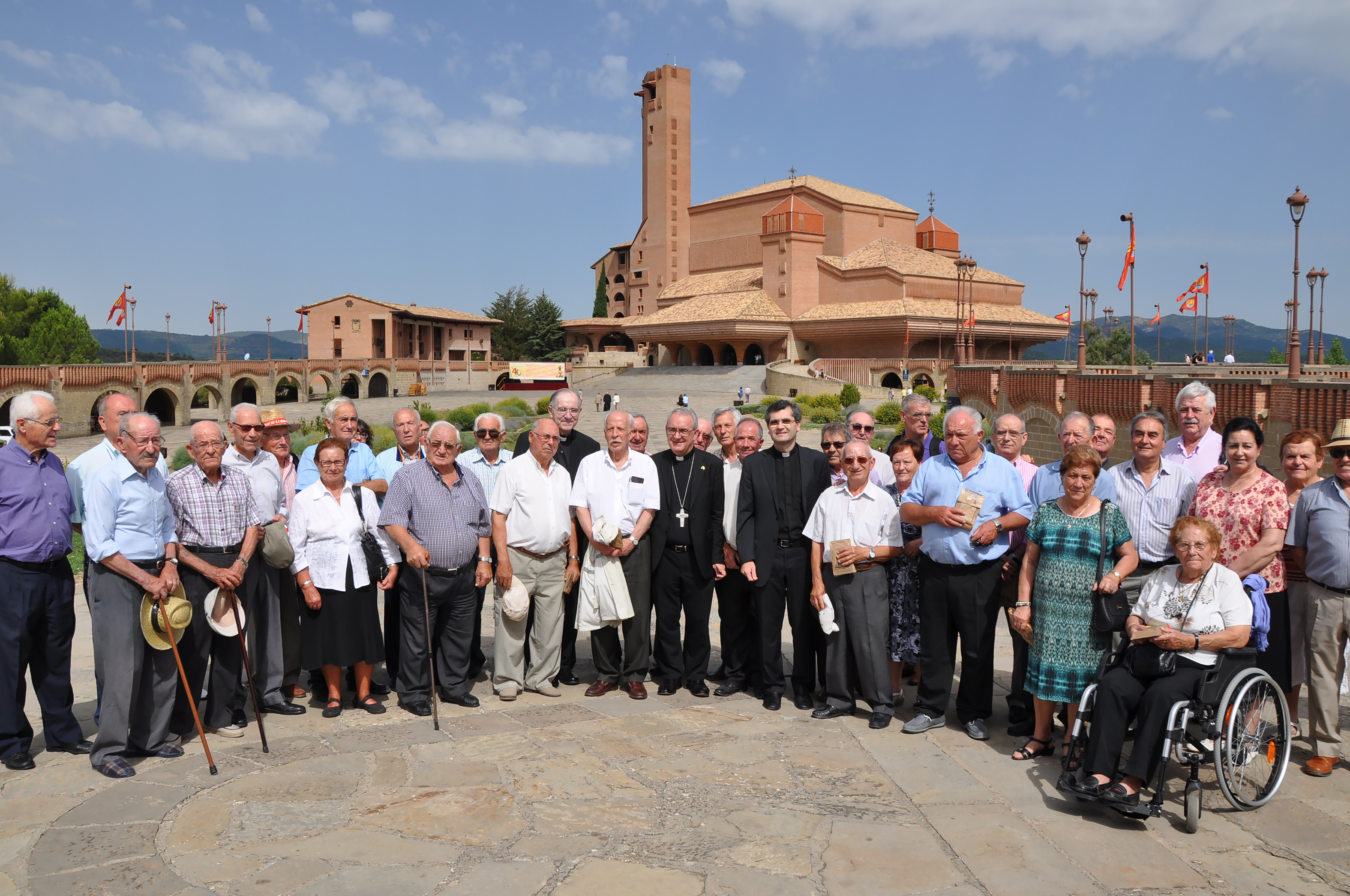 Family photo with the workers involved in the construction of the Sanctuary