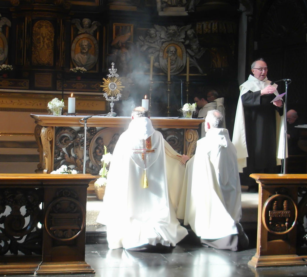 Benediction at a Carmelite monastery in Ghen