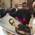 © L'Osservatore Romano - le pape François devant un portrait d'Oscar Romero, 30 octobre 2015