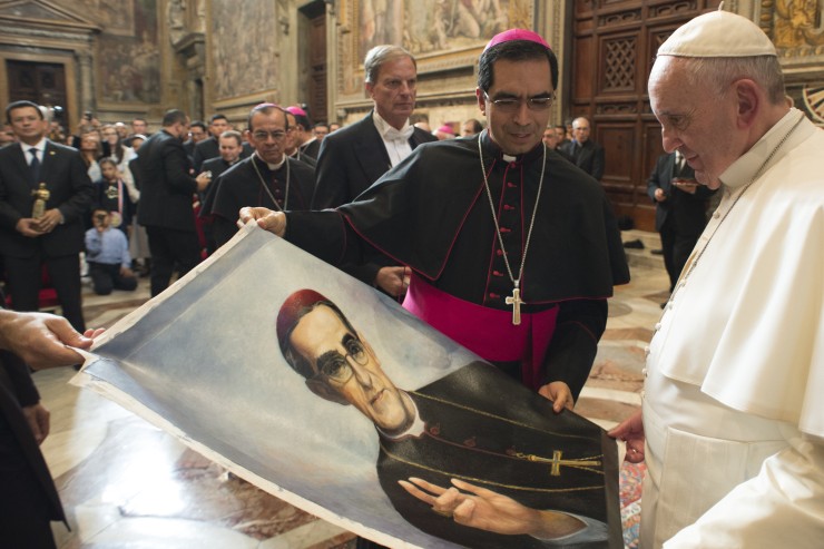© L'Osservatore Romano - le pape François devant un portrait d'Oscar Romero, 30 octobre 2015