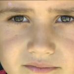 Enfant du camp de réfugiés de Lesbos © capture de Zenit / CTV