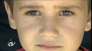 Enfant du camp de réfugiés de Lesbos © capture de Zenit / CTV