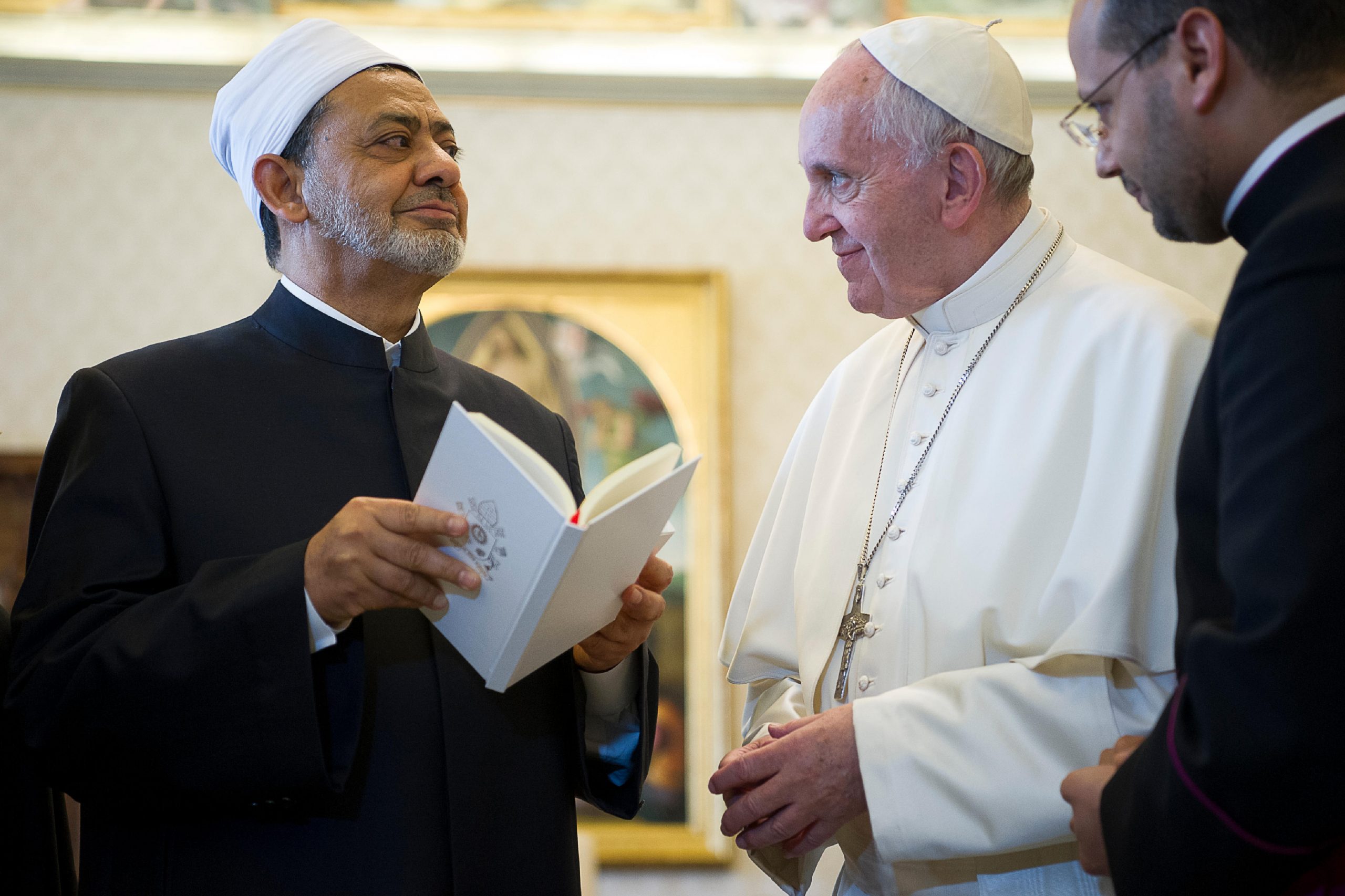 Le pape François offre Laudato si' au grand imam Ahmed el-Tayeb, L'Osservatore Romano