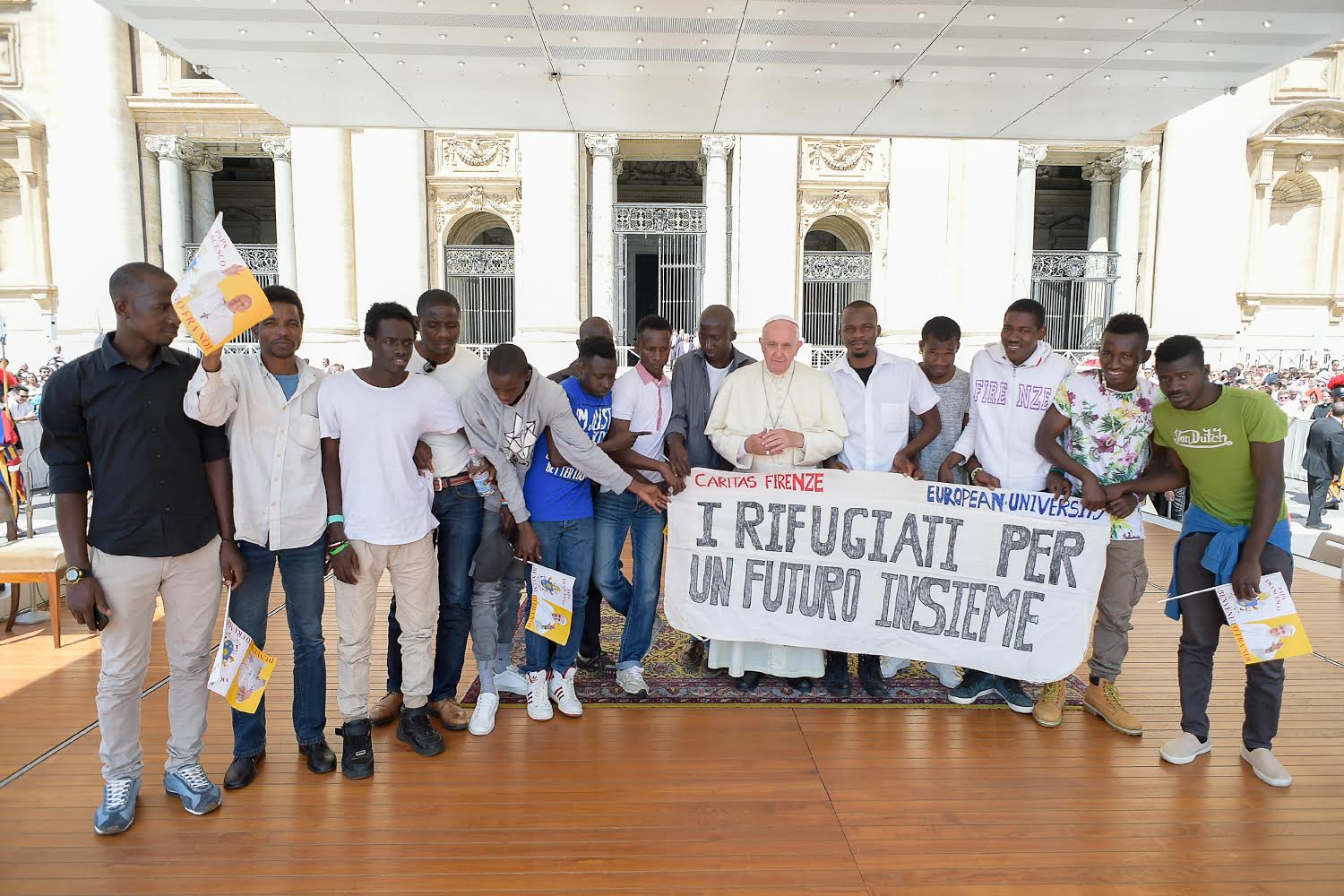 Le pape François salue 14 réfugiés avec lui pendant l'audience, 22 juin 2016 (c) L'Osservatore Romano