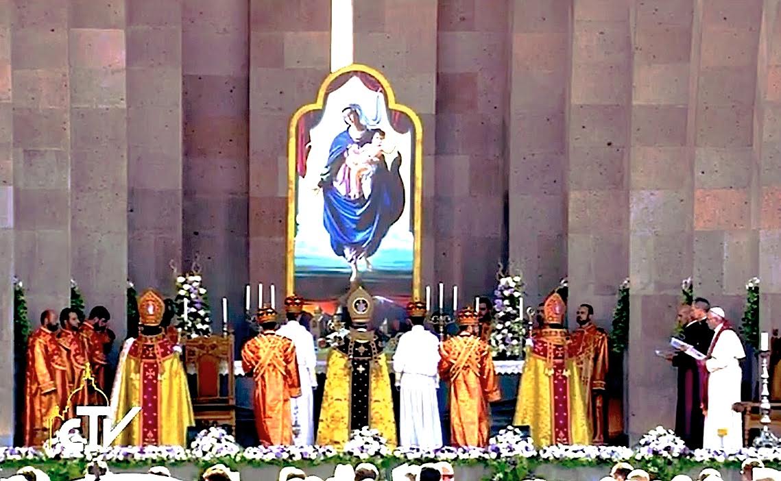 Divine Liturgie, Etchmiadzine 26 juin 2016, capture CTV