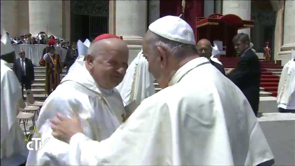 Le card. Dziwisz salue le pape François au terme de la canonisation de saint S. Papczynski, 5 juin 2016, capture CTV