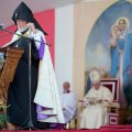 Le catholicos Karékine II au début de la messe du pape François, Guymri (Arménie), 25 juin 2016 (c) L'Osservatore Romano