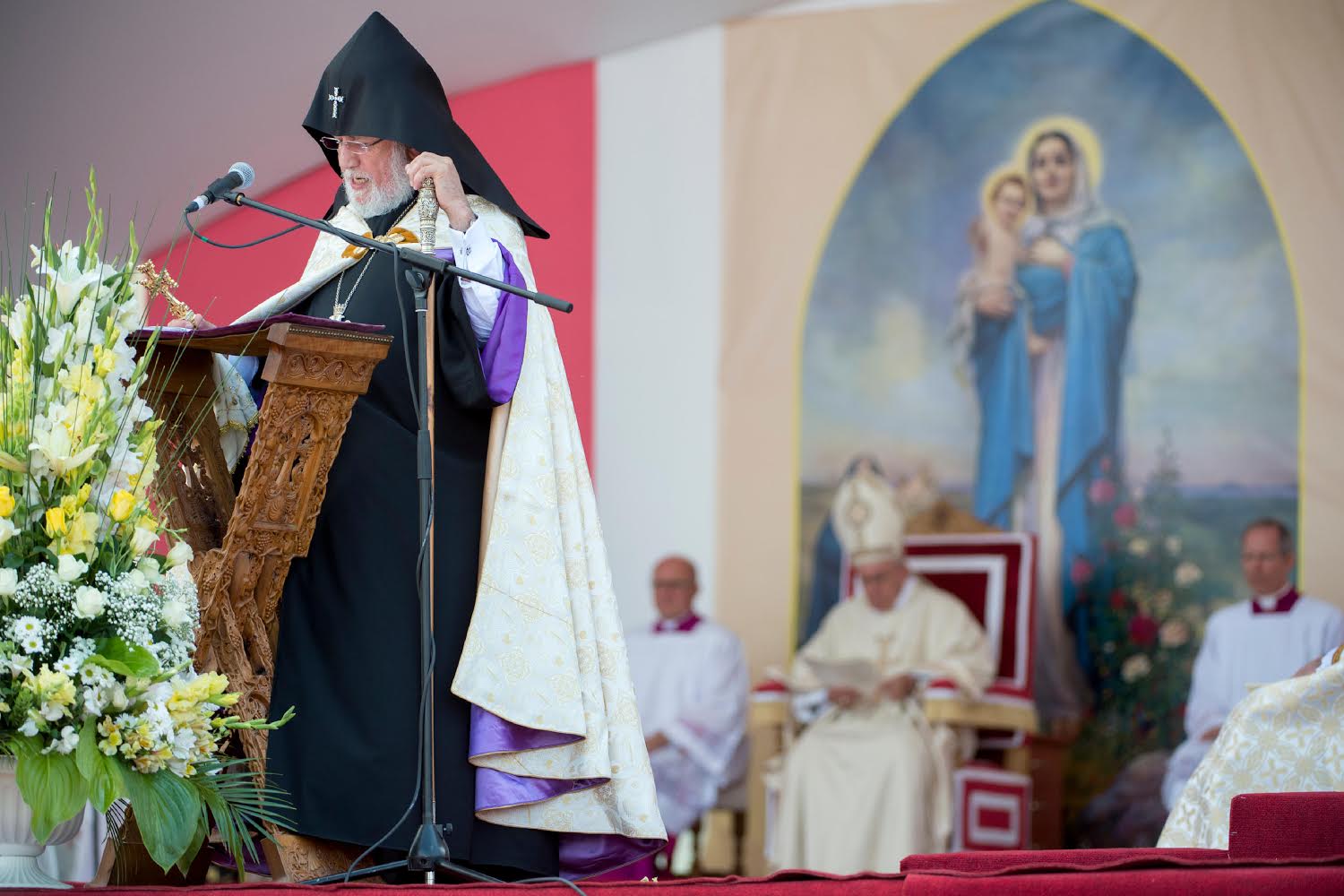 Le catholicos Karékine II au début de la messe du pape François, Guymri (Arménie), 25 juin 2016 (c) L'Osservatore Romano