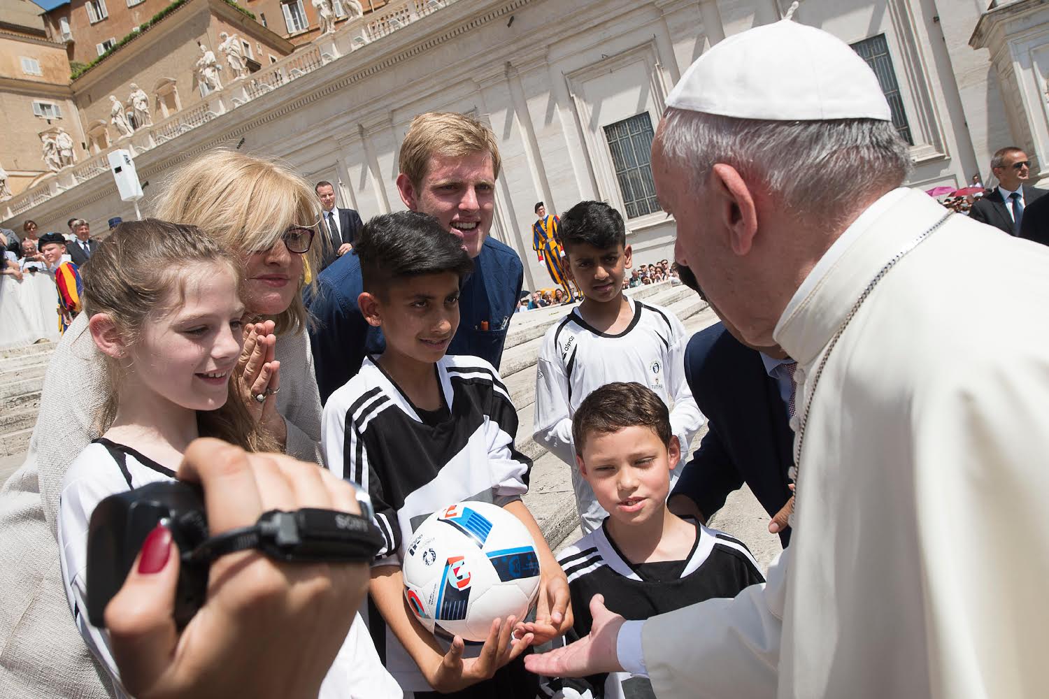 Audience du 22 juin 2016, jeunes avec un ballon (c) L'Osservatore Romano