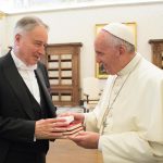 L'ambassadeur de France près le Saint-Siège Philippe Zeller a remis ses lettres de créance au pape François (c) L'Osservatore Romano