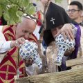 Prière pour la paix, Erevan, 25 juin 2016, le pape et le catholicos arrosent un pied de vigne planté dans une miniature de l'Arche de Noé © L'Osservatore Romano