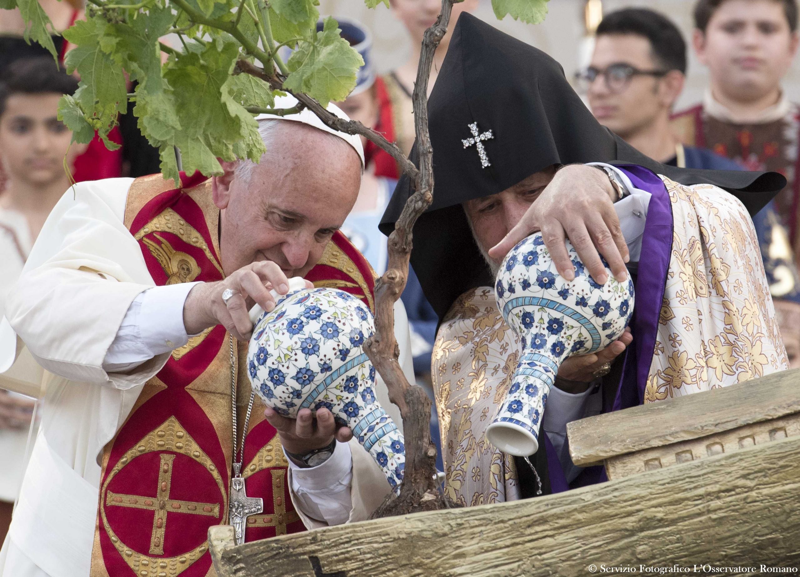 Prière pour la paix, Erevan, 25 juin 2016, le pape et le catholicos arrosent un pied de vigne planté dans une miniature de l'Arche de Noé © L'Osservatore Romano