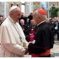 Le cardinal Filoni salue le pape François © L'Osservatore Romano