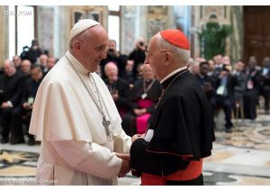 Le cardinal Filoni salue le pape François © L'Osservatore Romano