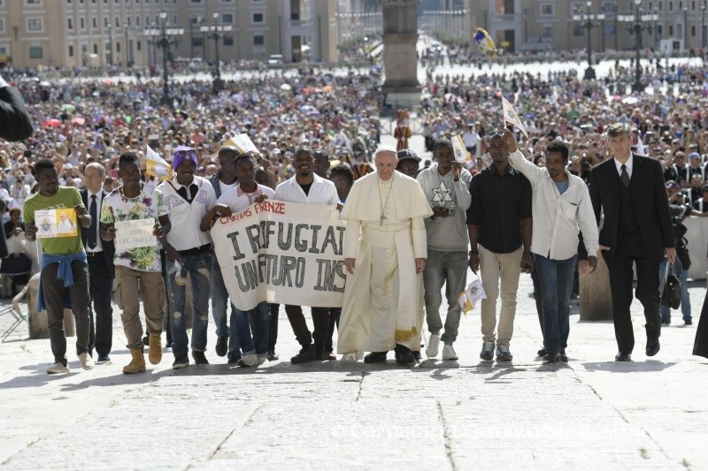 Le pape François marche avec 14 réfugiés, audience, 22 juin 2016 (c) L'Osservatore Romano