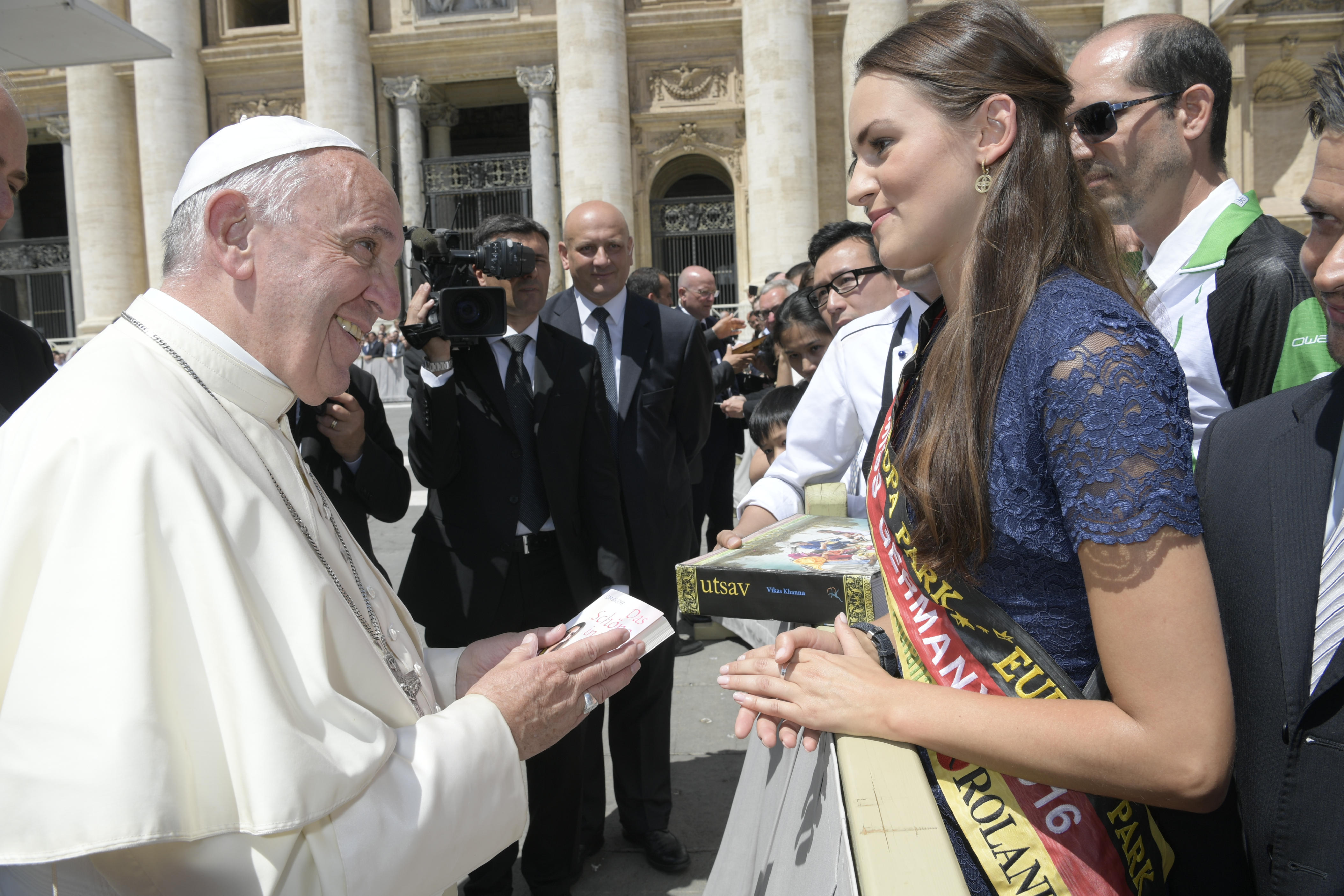 Lena Bröder offre son livre au pape François, L'Osservatore Romano