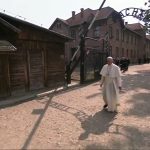 Le pape François franchit le portail du camp d'Auschwitz © capture Zenit / CTV 29 juillet 2016