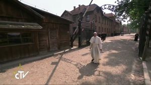 Le pape François franchit le portail du camp d'Auschwitz © capture Zenit / CTV 29 juillet 2016