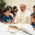 Le pape déjeune avec des réfugiés syriens © L'Osservatore Romano