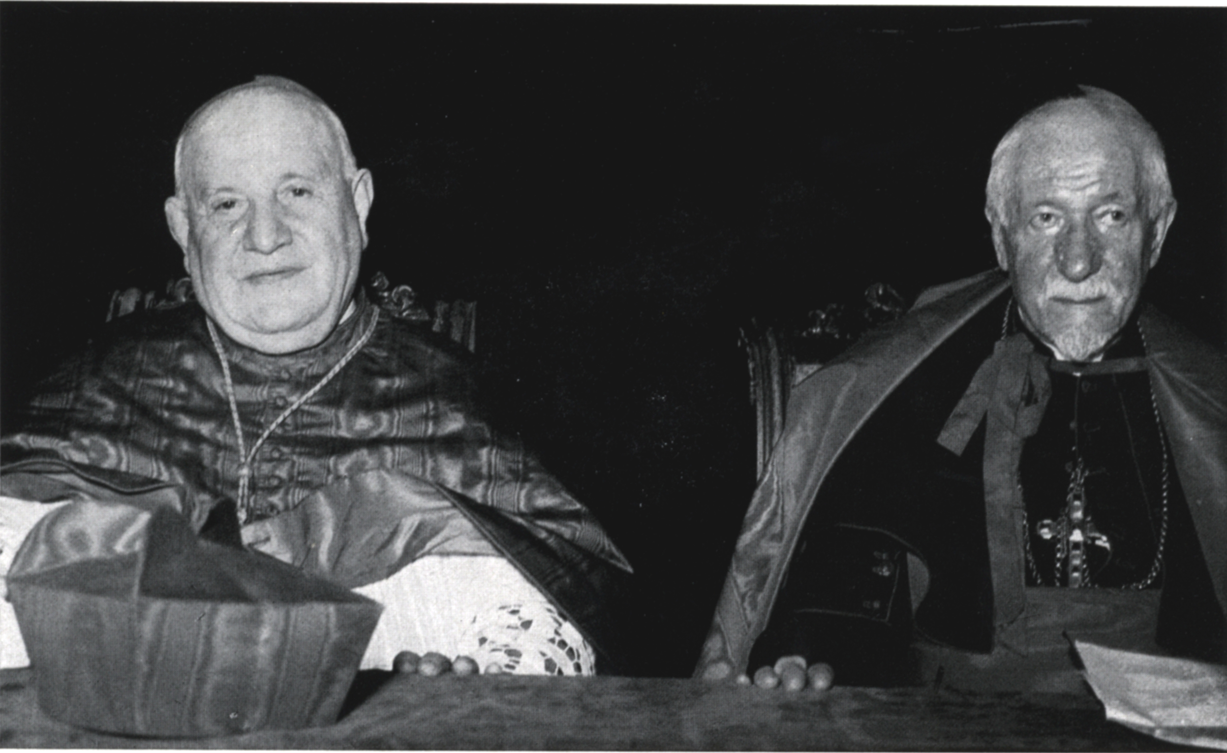 Le card. Costantini (à droite) avec le card. Angelo Roncalli (S. Jean XXIII) © associazionecardinalecostantini.it