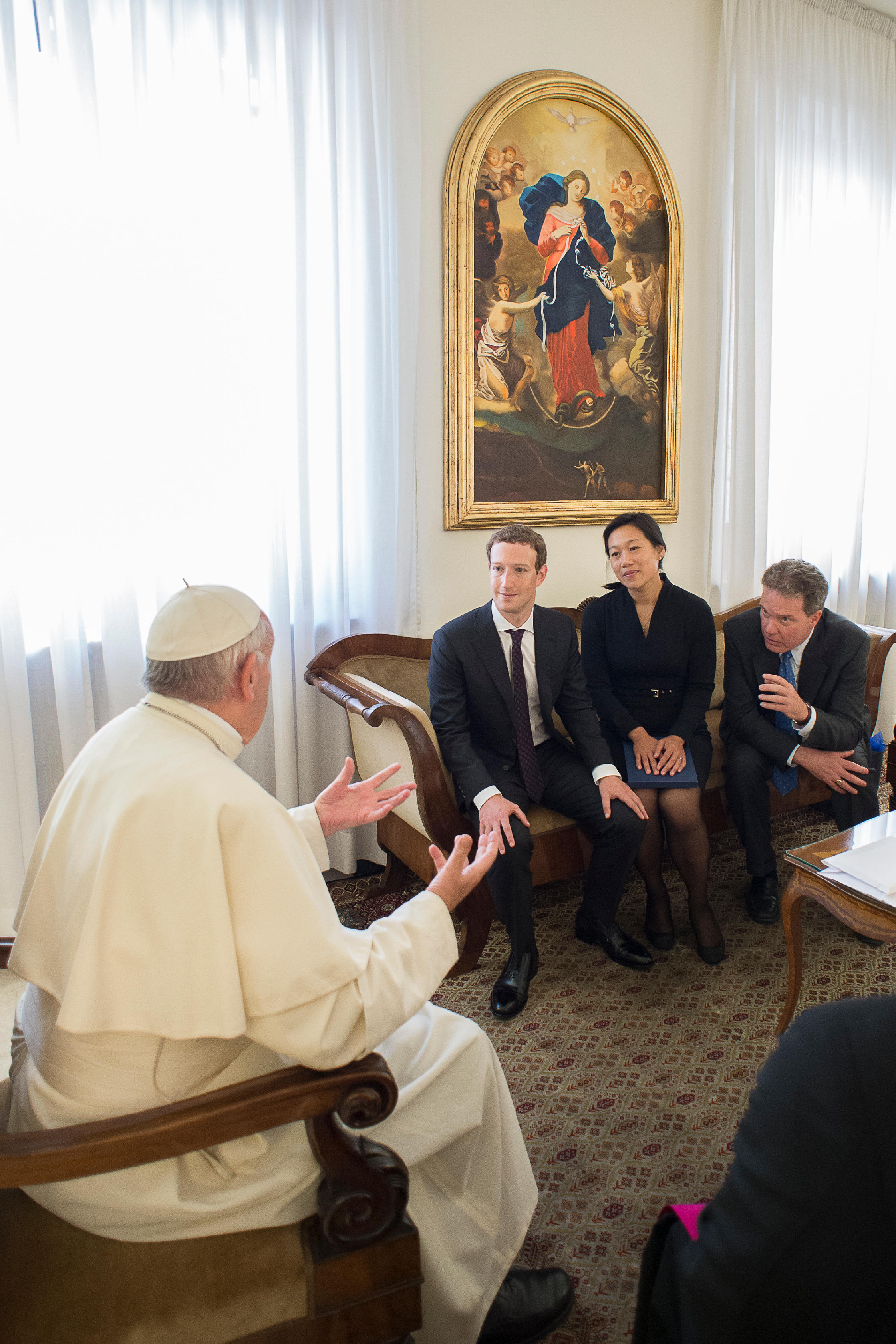 Le pape François reçoit Mark Zuckerberg et sa femme Priscilla Chan en présence de Greg Burke © L'Osservatore Romano