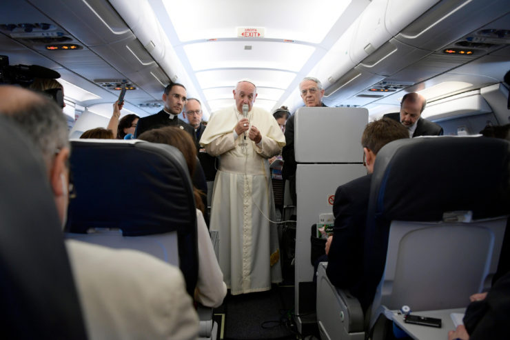 Le pape François dans l'avion Cracovie-Rome, 31 juillet 2016 © L'Osservatore Romano
