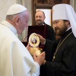 Le métropolite Hilarion offre au pape une relique de saint Séraphim de Sarov © L'Osservatore Romano