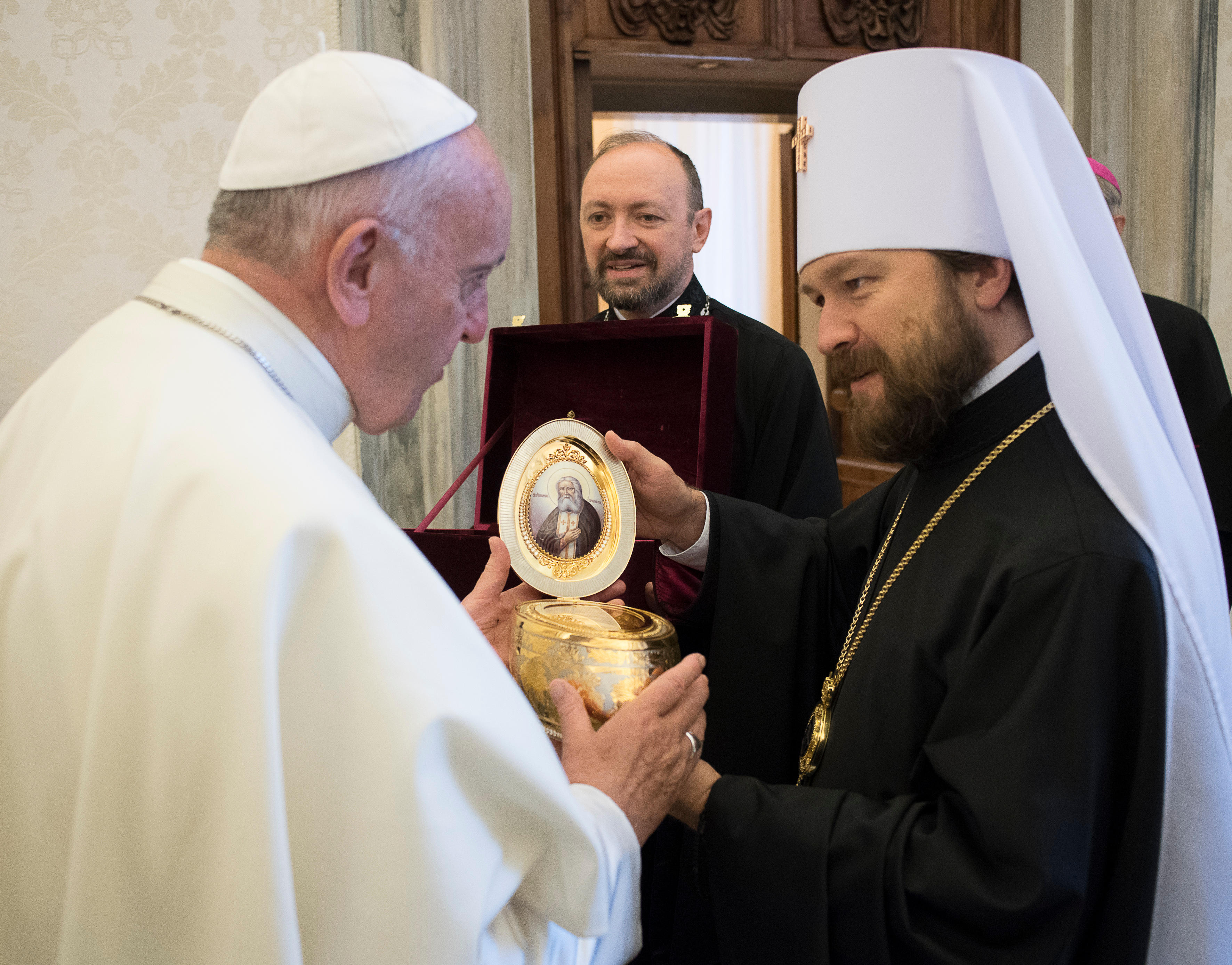 Le métropolite Hilarion offre au pape une relique de saint Séraphim de Sarov © L'Osservatore Romano